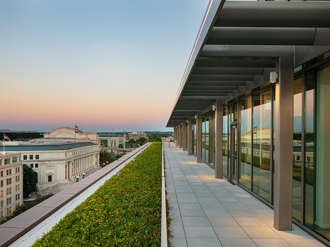 Sonesta_capitolhill_meetings_crownjewelterrace_twilight.jpg