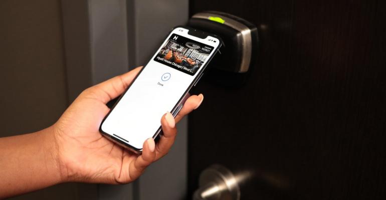 Hyatt-iPhone-and-Apple-Watch-will-be-NFC-room-keys.jpg