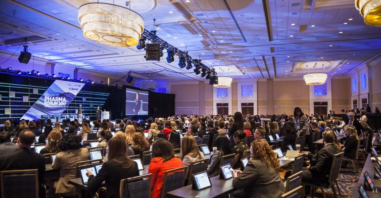 People using iPads during a general session at Pharma Forum 2017